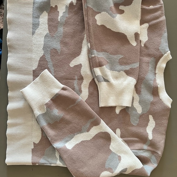 Tan camo print DKNY sweater XL - Picture 5 of 5